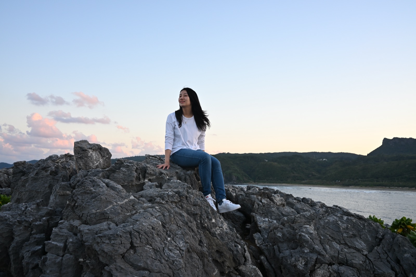 夕暮れの海辺にて